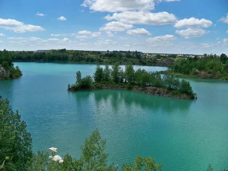 Затоплений базальтовий кар’єр з бірюзовою водою