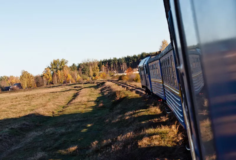 Вид з вікна вузькоколійного потяга на поліські краєвиди