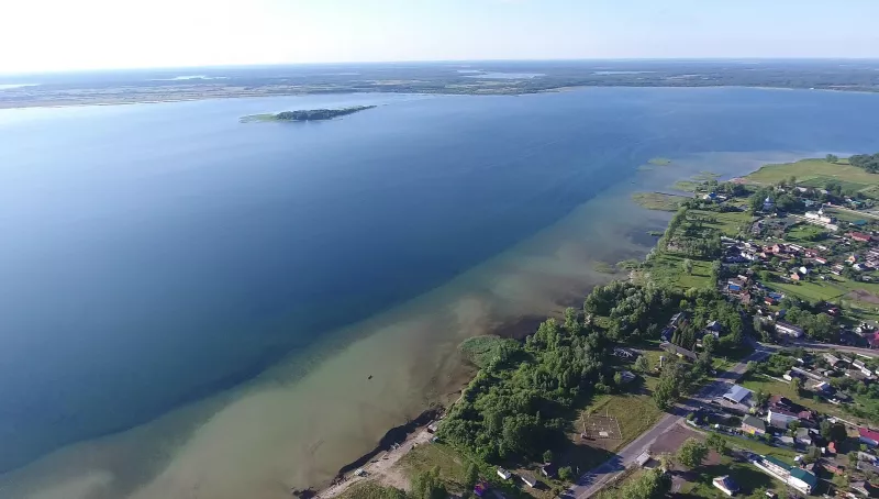 Озеро Світязь з висоти: синє плесо, острів і село на березі