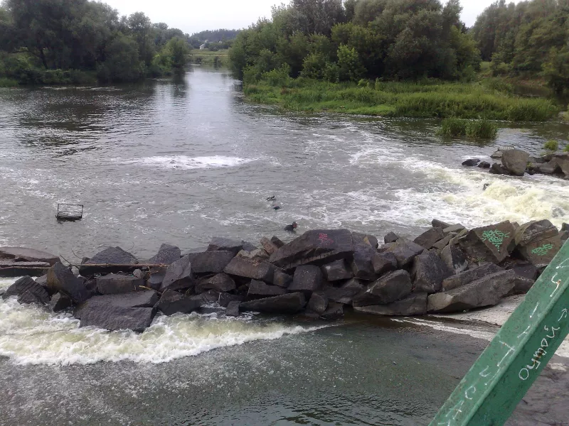 Вода Тетерева перекочується через кам’яний поріг біля Коростишівського парку