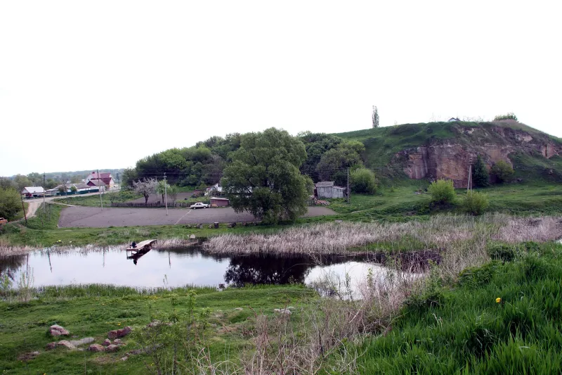 Річка Гуйва в Старій Котельні під пагорбом давньоруського городища, кладка рибалки на воді