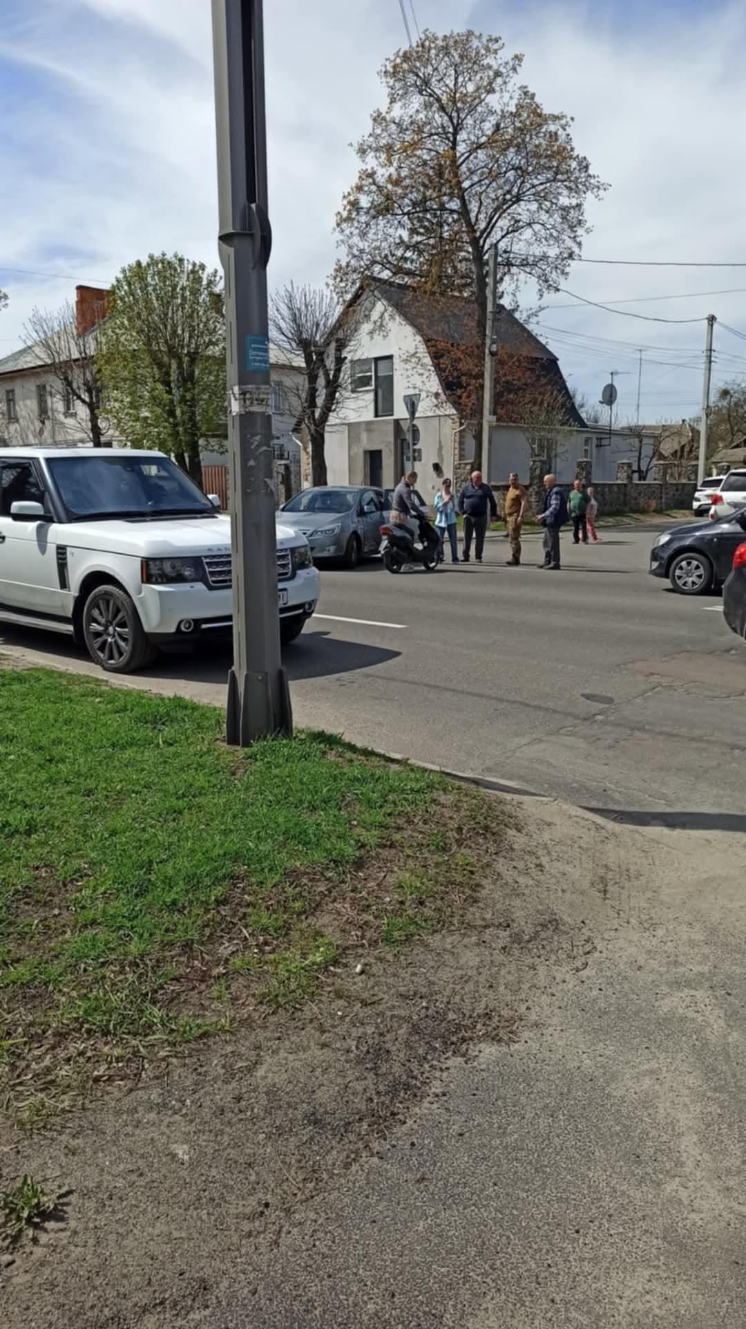 У Малині сталася ДТП за участю скутера та іномарки, є постраждалі